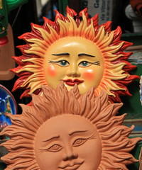 Un Sole in ceramica grezza ed uno smaltato