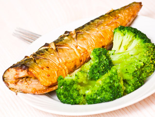 grilled fish with broccoli