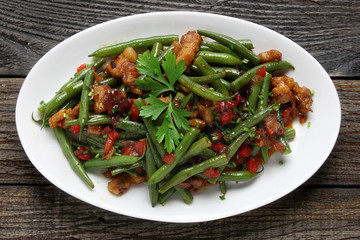 Green beans with pork and paprika