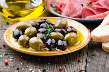 Salami, Brot, Oliven und Oliven Öl