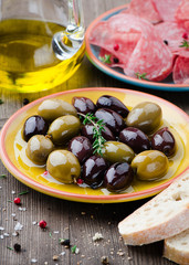 Salami, Brot, Oliven und Oliven Öl