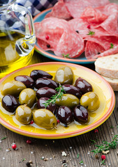 Salami, Brot, Oliven und Oliven Öl