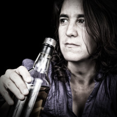 Obraz premium Drunk latin woman drinking from a whiskey bottle