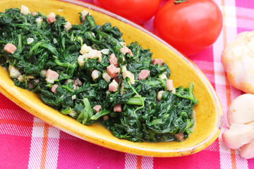 Blattspinat mit Speck