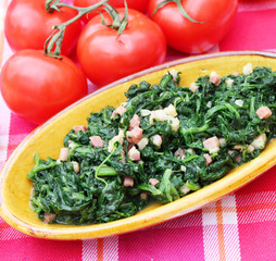 Blattspinat mit Speck