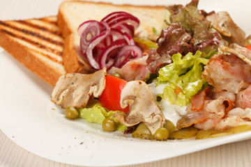 bacon with vegeatables and toasts