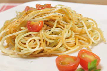 spaghetti with tomato and spices, olive oil