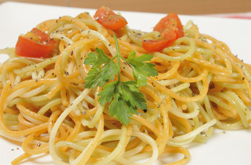 spaghetti with tomato and spices, olive oil