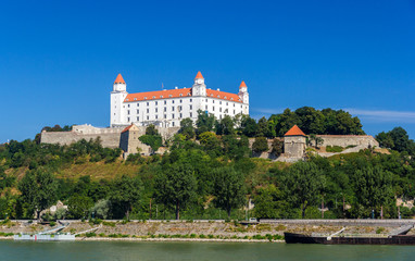 Fototapeta na wymiar Widok zamku w Bratysławie od Dunaju
