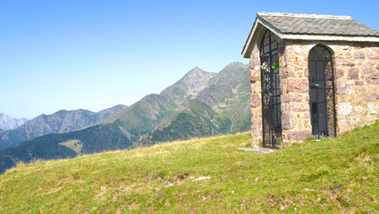 Fototapeta na wymiar Little church on Alps