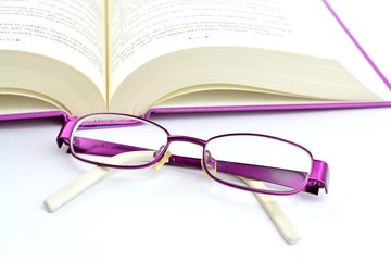 okulary i książka