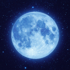 Volle blauwe maan met ster aan de donkere nachtelijke hemel