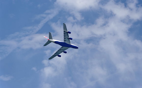Avion dans le ciel bleu