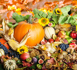Herbst: Stillleben mit Früchten und Sonnenblumen