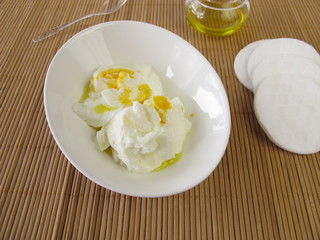 Reichhaltige Gesichtsmaske mit Quark, Joghurt, Olivenöl, Eigelb