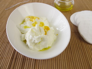 Reichhaltige Gesichtsmaske mit Quark, Joghurt, Oliven&ouml;l, Eigelb