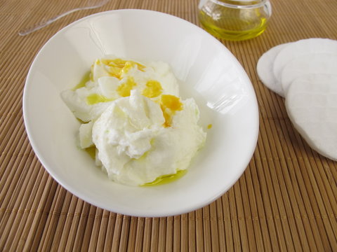 Reichhaltige Gesichtsmaske mit Quark, Joghurt, Oliven&ouml;l, Eigelb