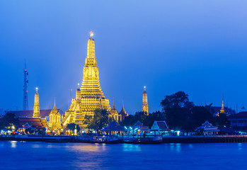 Naklejka premium Wat Arun w Bangkoku w nocy