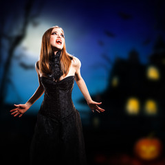Vampirin vor Halloweenhaus
