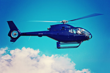 Moderner Hubschrauber am Himmel