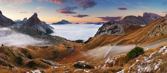 Fotobehang Mooie zomerse landschap in de bergen. Zonsopgang - Italië Dol © TTstudio