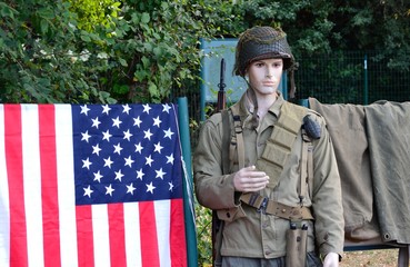Manequin militaire et drapeau Américain