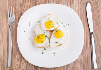 Fried quail eggs on baguette