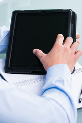 geschäftsmann arbeitet mit touchpad