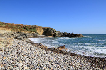 Plage de galets dans la baie de Cayola