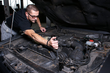 Mechaniker repariert das Auto