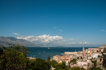 Obraz premium Panorama Golfo di Gaeta e centro storico