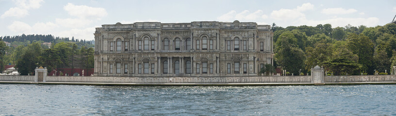 Fototapeta na wymiar Large palace on a river bank