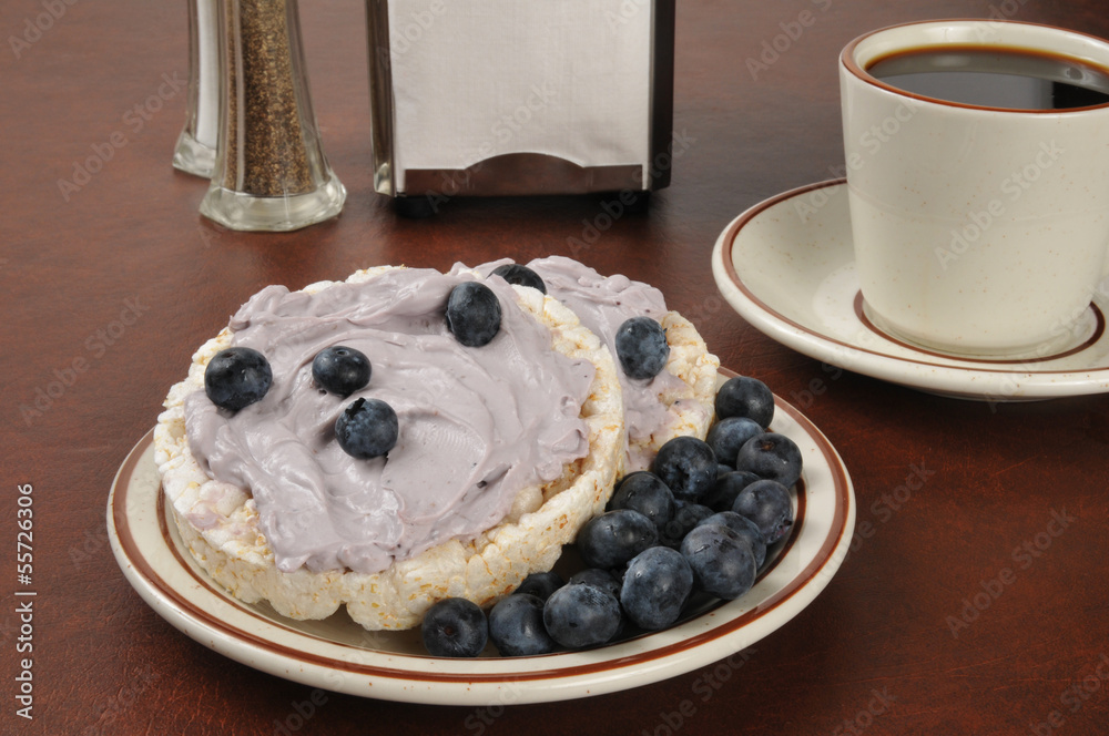 Sticker blueberry cream cheese on rice cakes