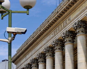 Caméra vidéo et La Bourse; Paris.