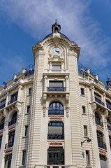 Immeuble ancien en pierre blanche, Paris