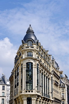 Immeuble ancien en pierre blanche, Paris