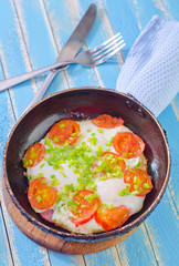 fried eggs with fresh tomato