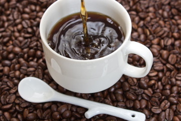 コーヒーカップにコーヒーを注ぐ