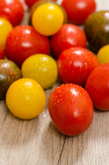 Fototapeta na wymiar Nahaufnahme verschiedene Tomaten im Hochformat