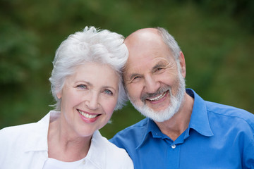 glückliches paar kopf an kopf
