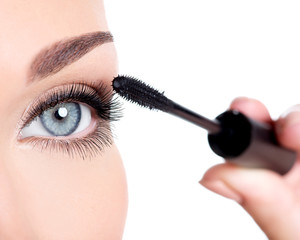 Naklejka premium woman applying mascara on eyelashes