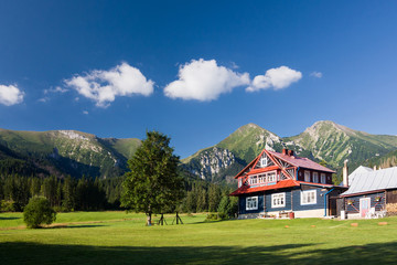 Fototapeta na wymiar Drewniany dom pod górami - Wysokie Tatry, Słowacja, Unia Europejska