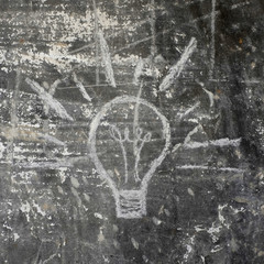 Dessin à la craie d'une ampoule sur un mur