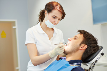 Obraz na płótnie Canvas Man with toothache at dentist