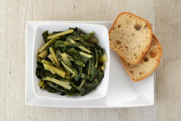 Piatto di verdure cotte con pane a fette