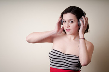 Naklejka premium beautiful young woman listening to music