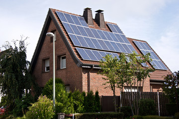 Wohnhaus mit Solarzellen auf dem Dach