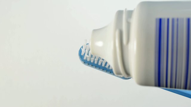 Zahnb&uuml;rste mit Zahnpasta