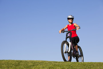 Obraz premium woman having fun on a bicycle