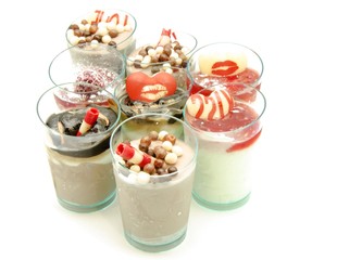 Postre de crema y chocolate helado